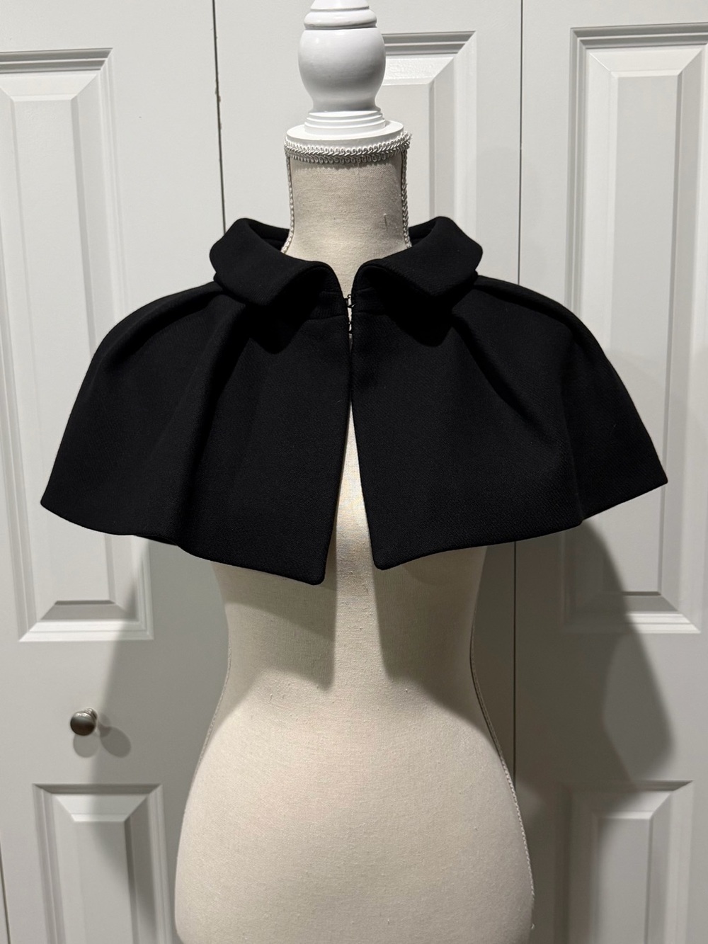 LOUIS VUITTON BLACK WOOL CAPELET - SIZE EU38
